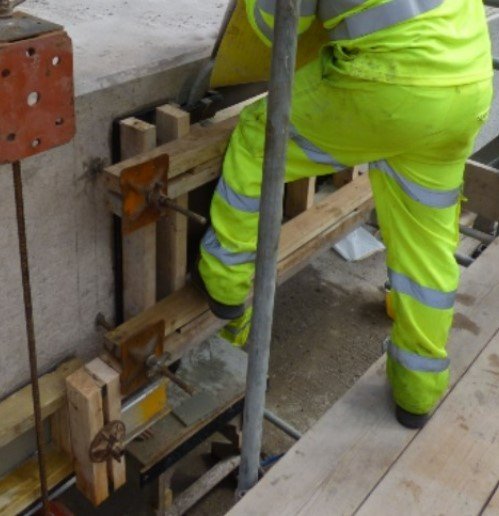 RENDEROC LA (25kg)-High performance free flowing low alkali micro concrete conforming to the requirements ofBS EN 1504-3 Class R4. For the reinstatement of reinforced concrete where low permeability